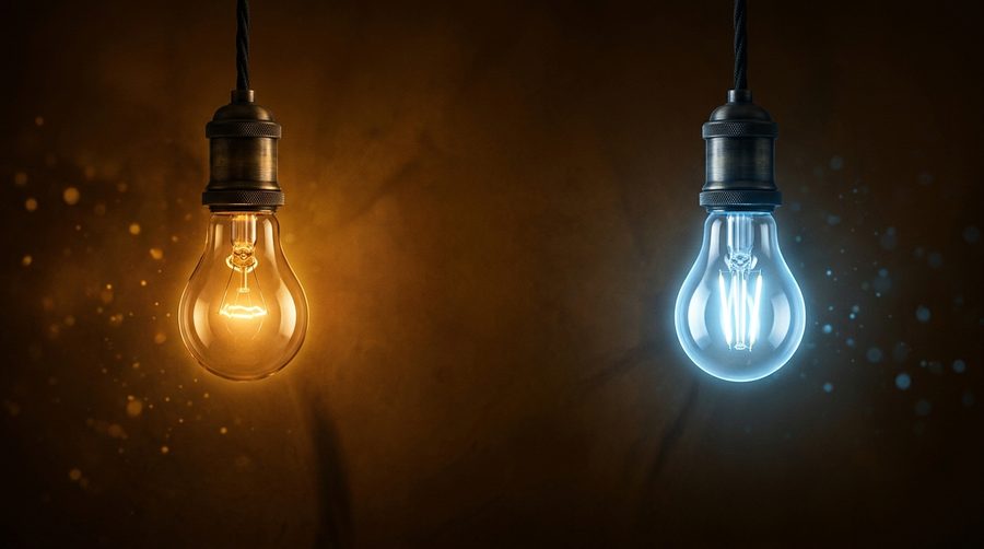 Perbandingan lampu hangat kekuningan dan lampu dingin kebiruan pada latar gelap